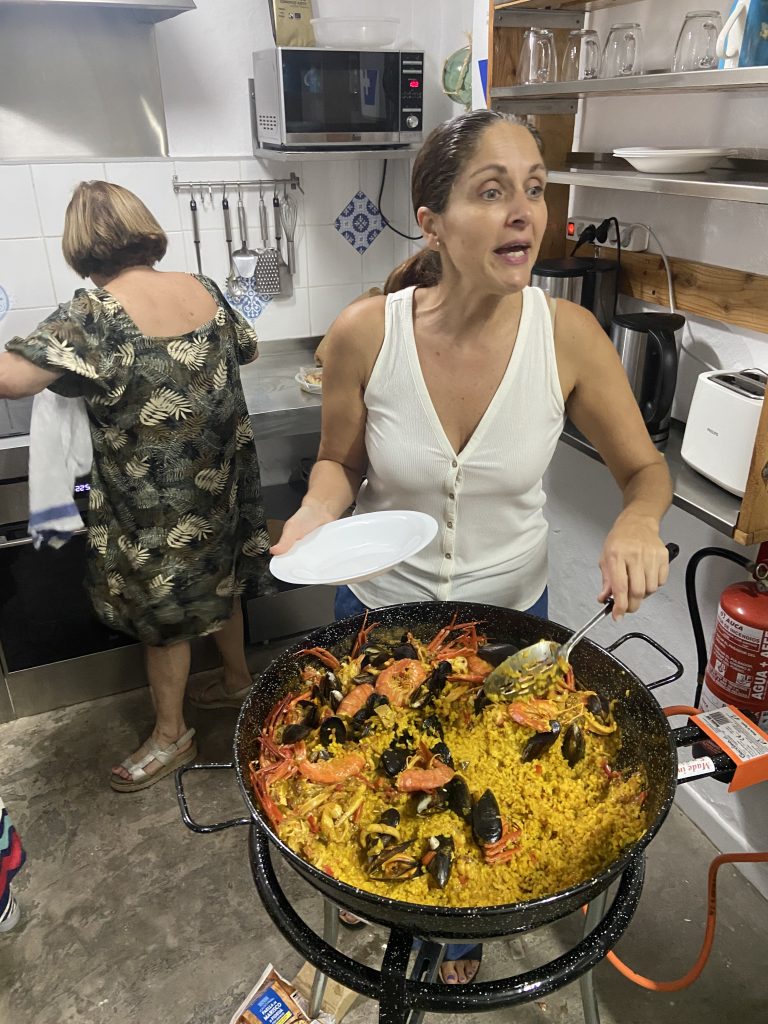 EcoIsleta Coliving Las Palmas, owner cooking dinner