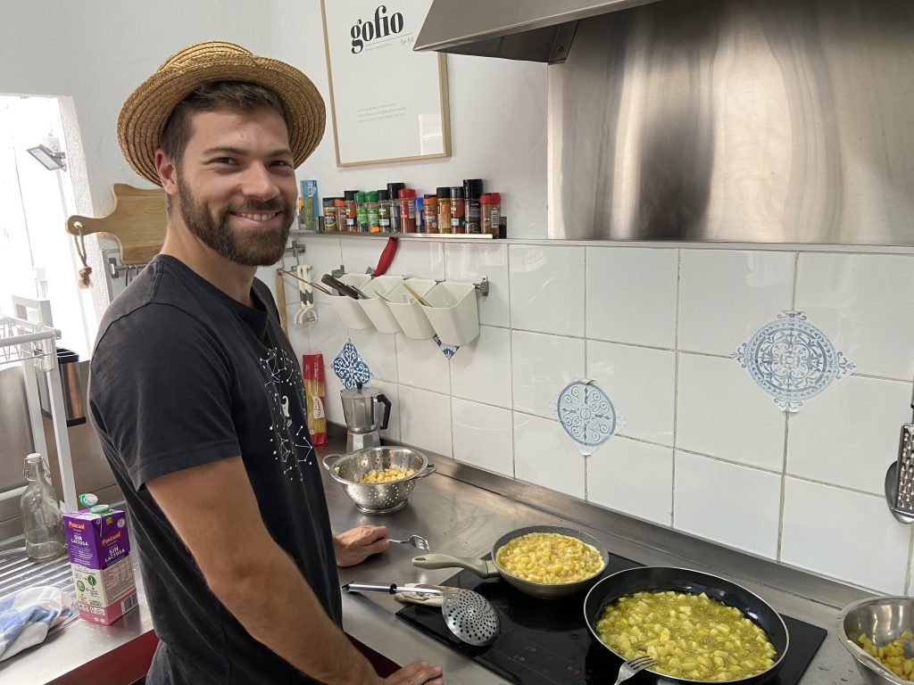 Cooking in a Coliving in Canarias