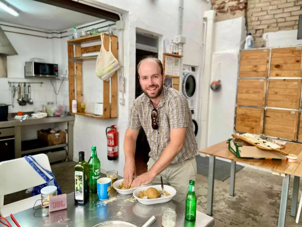 Preparando la cena de la comunidad en un Coliving en Las Palmas