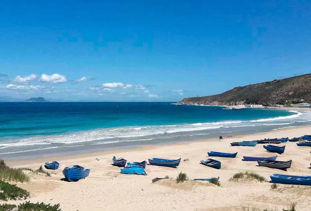 Vista de una playa en Marruecos, ideal para trabajadores remotos