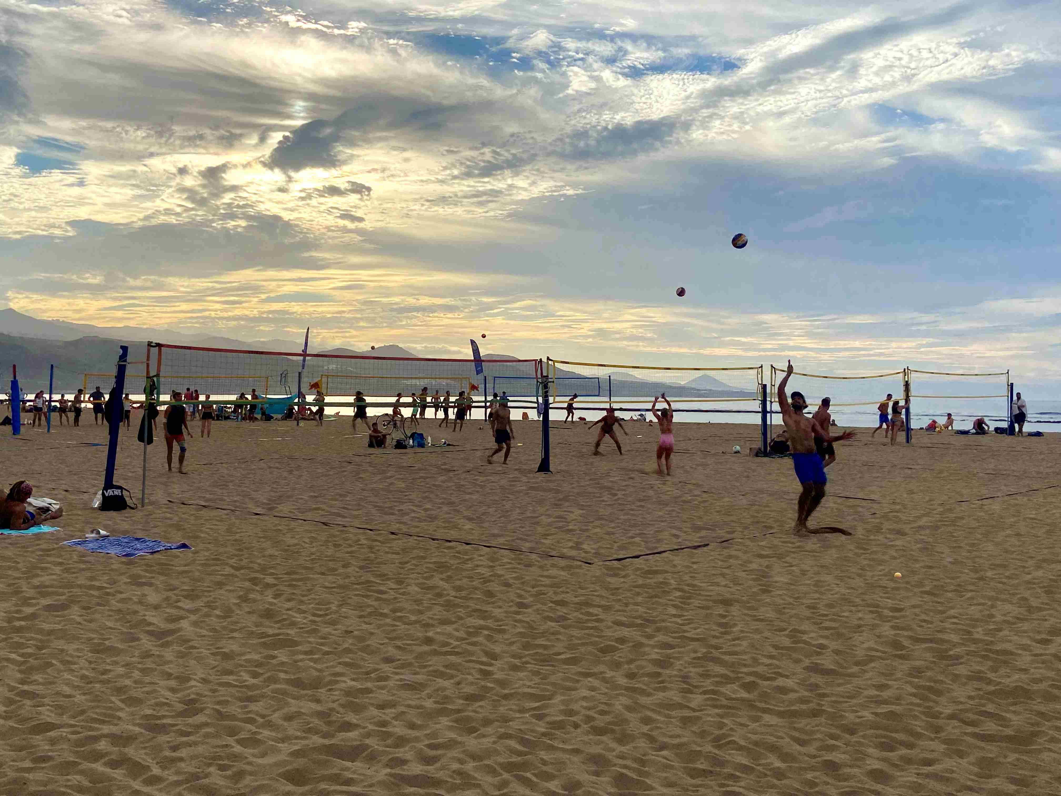Vóley Playa en La Playa de Las Canteras, deportistas jugando