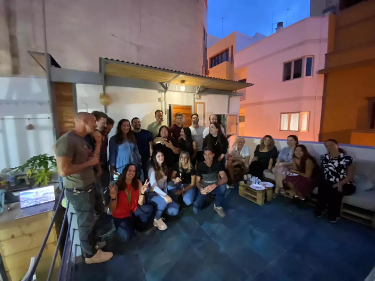 Cena en un Coliving, foto del grupo que participo en la actividad