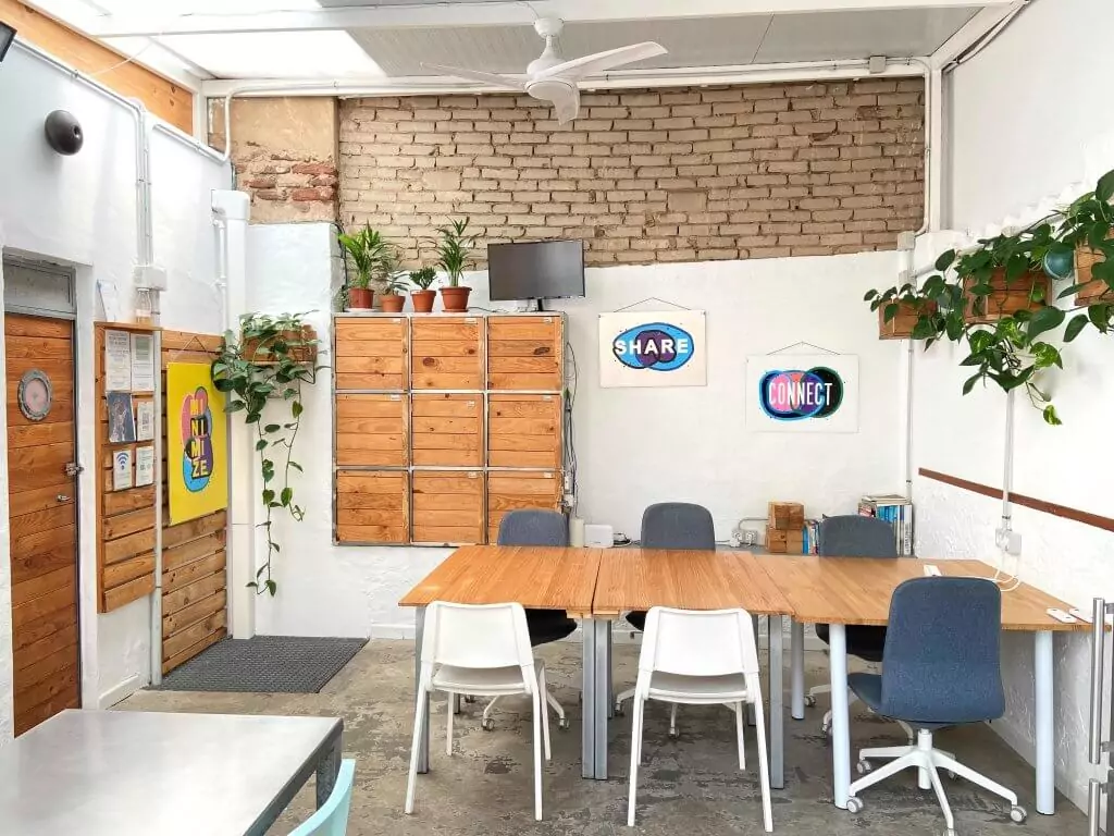 Coworking in EcoIsleta Coliving. Big Desk with ergonomic chairs to work. Planty of plants and natural light to work remotly.