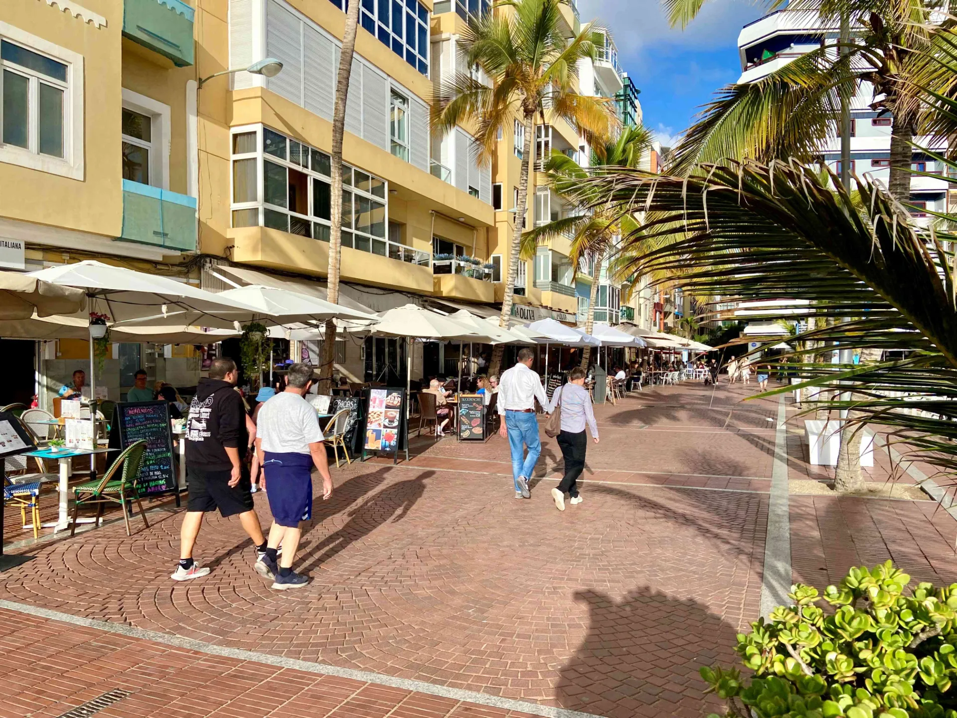 Avenida de Las Canteras, personas paseando y terrazas