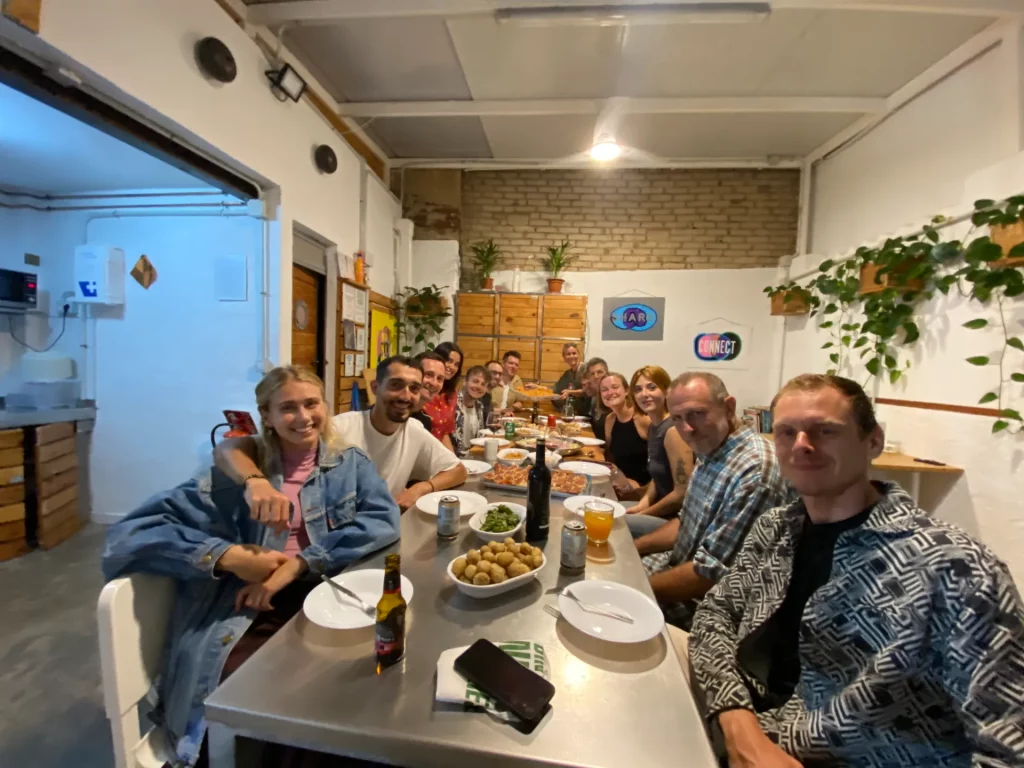 Grupo de Trabajadores Remotos en una cena compartida en un Coliving en las Islas Canarias