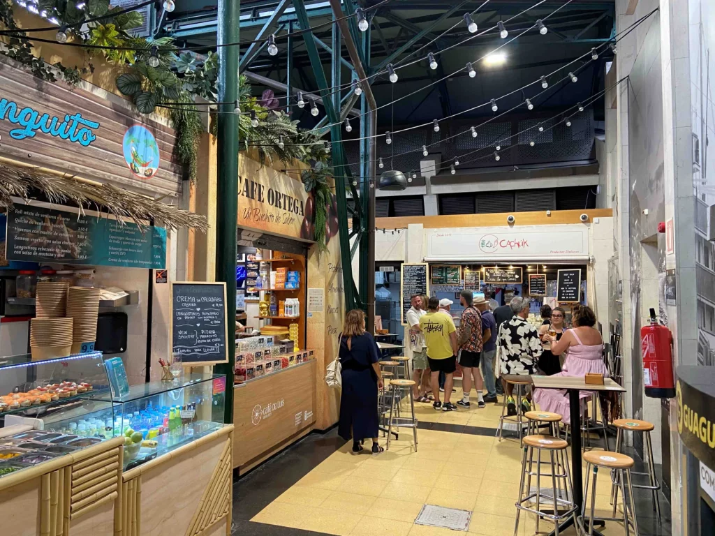 Mercado del Puerto en Las Palmas de Gran Canaria, turistas comiendo en los bares