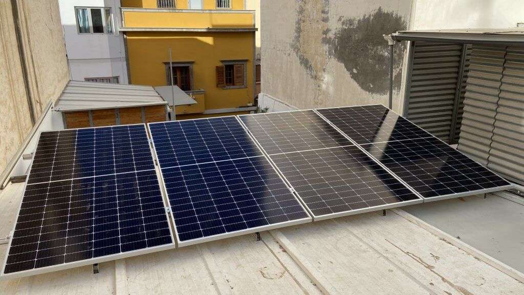 Paneles solares de nuestro Coliving en Gran Canaria, para ser sostenibles