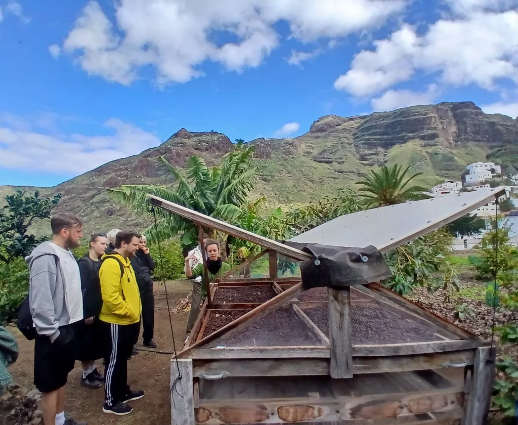 Visita para saber como se produce café ecológico en Gran Canaria, en Agete, miembros de la comunidad del Coliving