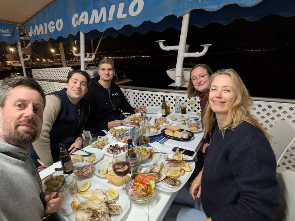 Cena de colivers de la comunidad del Coliving de EcoIsleta, en un restaurante en La Isleta.