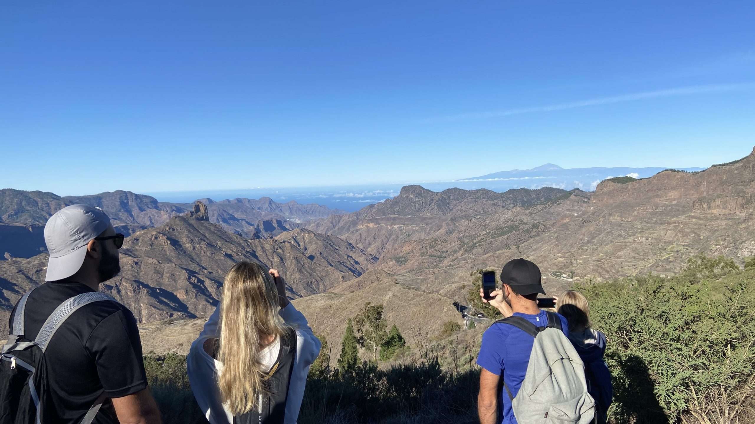 Trabajadores Remotos tomando fotografías del paisaje de Gran Canaria, impresionantes vistas de la isla