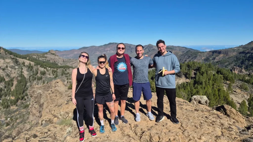 Senderismo por parte de la comunidad de colivers de EcoIsleta Coliving en Gran Canaria