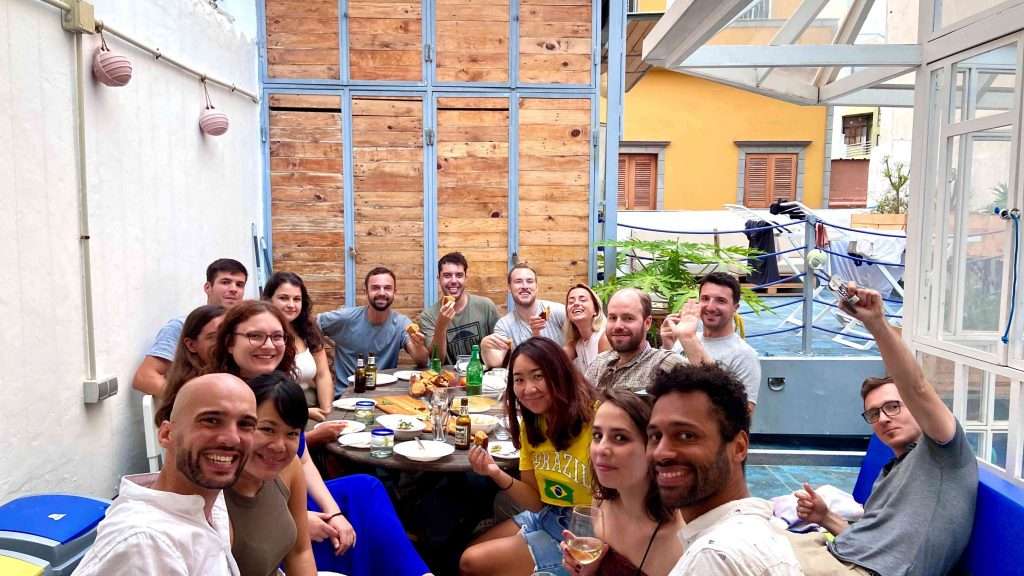 Community dinner en EcoIsleta Coliving en Gran Canaria, community members eating togheter.